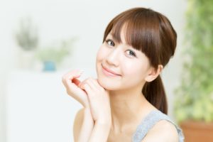 笑顔の美しい女性