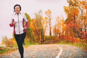 50代 走る女性