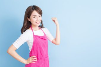 エプロン姿でガッツポーズする女性