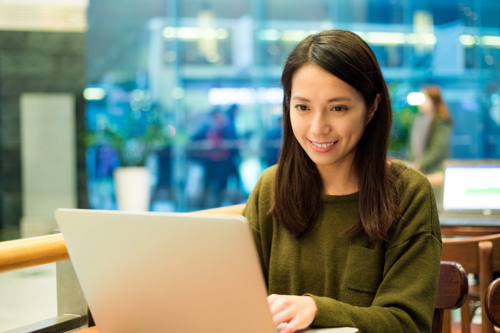 カフェでパソコンを利用する女性