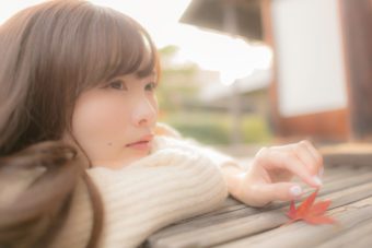 テーブルに腕と顔をのせている女性