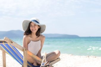 女性写真例2|海で麦わら帽子を被っている女性
