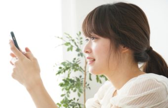 スマホを操作する若い女性