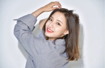 カジュアルな服装な女性2