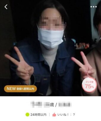 暗い場所で婚活アプリの写真を撮影する女性1