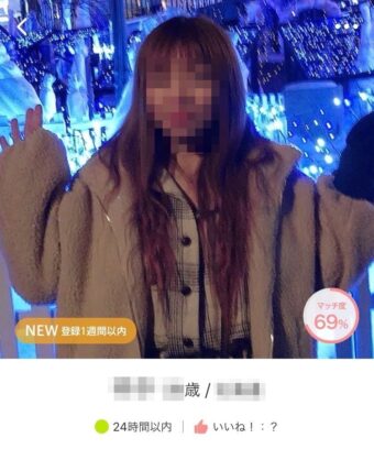 暗い場所で婚活アプリの写真を撮影する女性2